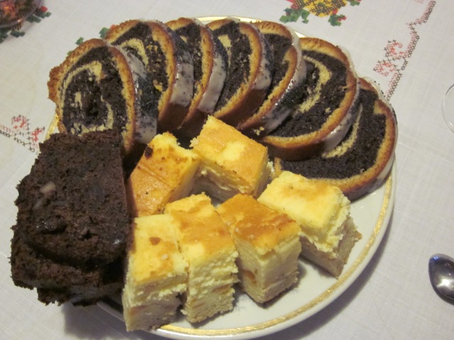 THE cake trio for Wigilia - sernik, piernik and makowiec